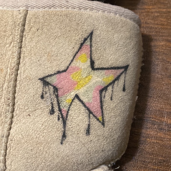 UGG Classic Short w cute design! Size 6 - Picture 2 of 11